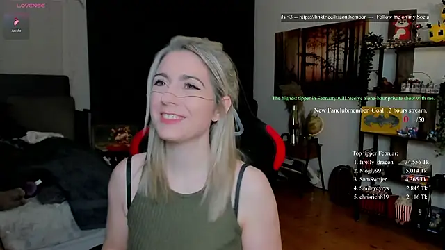 Snapshot of Lisaonthemoon chatting on February 26, 6:08 pm Lisaonthemoon online show from February 26, 6:08 pm