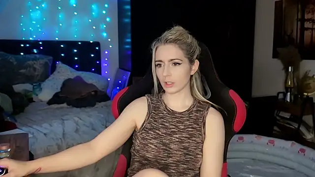 Lisaonthemoon online show from July 1, 3:45 pm