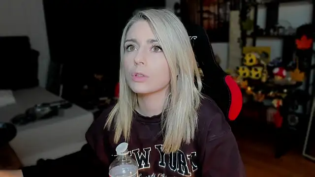 Snapshot of Lisaonthemoon chatting on September 23, 4:47 pm Lisaonthemoon online show from September 23, 4:47 pm