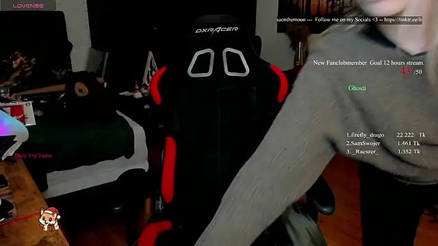 Snapshot of Lisaonthemoon chatting on December 18, 6:56 pm Lisaonthemoon online show from December 18, 6:56 pm