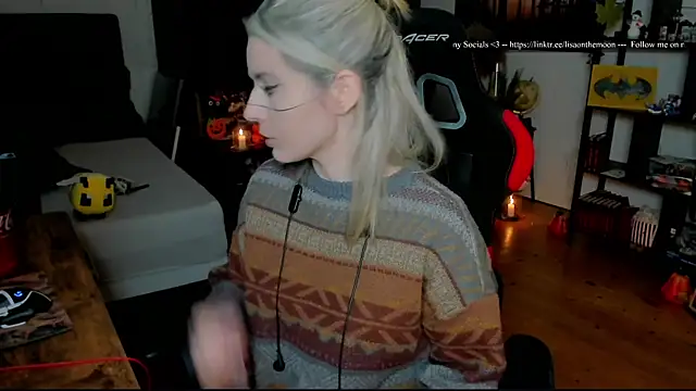 Snapshot of Lisaonthemoon chatting on November 27, 8:20 pm Lisaonthemoon online show from November 27, 8:20 pm