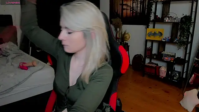 Lisaonthemoon online show from March 11, 5:40 pm