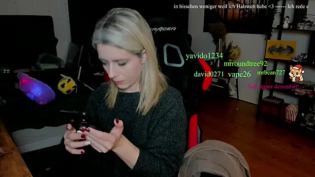 Snapshot of Lisaonthemoon chatting on December 14, 6:35 pm Lisaonthemoon online show from December 14, 6:35 pm