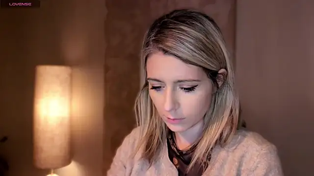 Lisaonthemoon online show from April 5, 9:32 pm