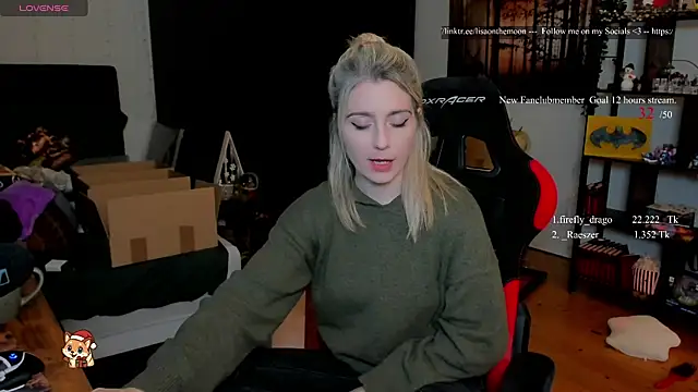 Snapshot of Lisaonthemoon chatting on December 16, 9:41 pm Lisaonthemoon online show from December 16, 9:41 pm