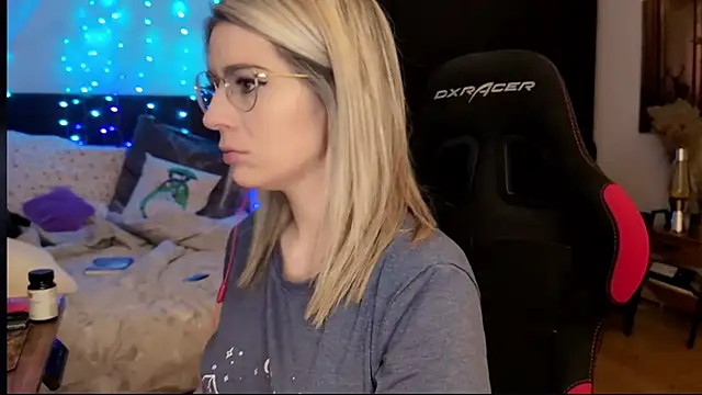 Lisaonthemoon online show from March 19, 7:03 pm