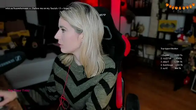 Snapshot of Lisaonthemoon chatting on October 8, 7:14 pm Lisaonthemoon online show from October 8, 7:14 pm