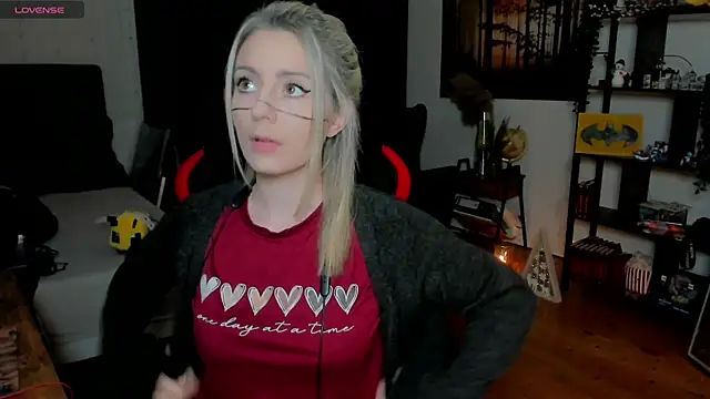 Snapshot of Lisaonthemoon chatting on November 30, 8:20 pm Lisaonthemoon online show from November 30, 8:20 pm