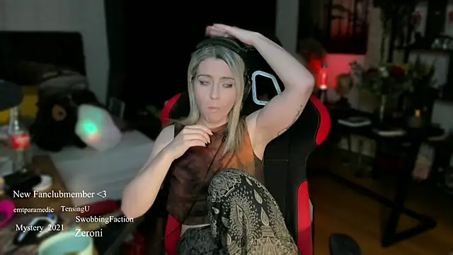 Snapshot of Lisaonthemoon chatting on March 9, 7:26 pm Lisaonthemoon online show from March 9, 7:26 pm