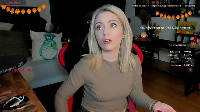 Snapshot of Lisaonthemoon chatting on October 16, 6:05 pm Lisaonthemoon online show from October 16, 6:05 pm