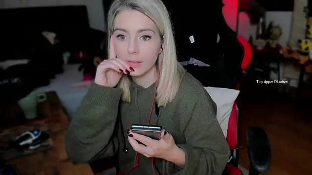 Snapshot of Lisaonthemoon chatting on October 4, 2:07 pm Lisaonthemoon online show from October 4, 2:07 pm