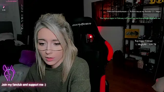 Snapshot of Lisaonthemoon chatting on February 4, 5:30 pm Lisaonthemoon online show from February 4, 5:30 pm