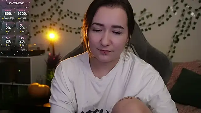 Snapshot of Megan__Hart chatting on November 9, 2:15 am Megan Hart online show from November 9, 2:15 am