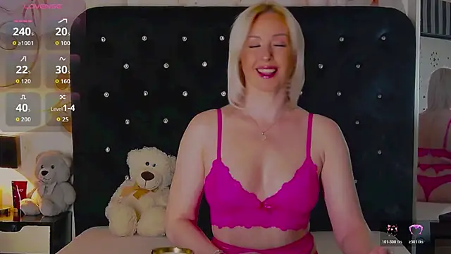 OliviaShaw23 online show from April 4, 8:26 pm