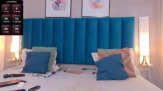 CheneellLorens online show from November 1, 7:41 pm