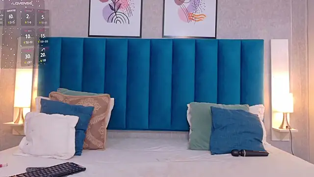 CheneellLorens online show from October 21, 9:03 pm