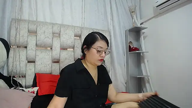 KEYRA-MILLER- online show from March 28, 1:50 am