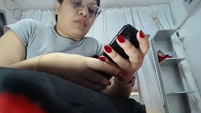 KEYRA-MILLER- online show from March 21, 1:40 am