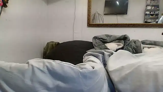 Snapshot of johnloonng chatting on March 6, 9:47 am johnloonng online show from March 6, 9:47 am