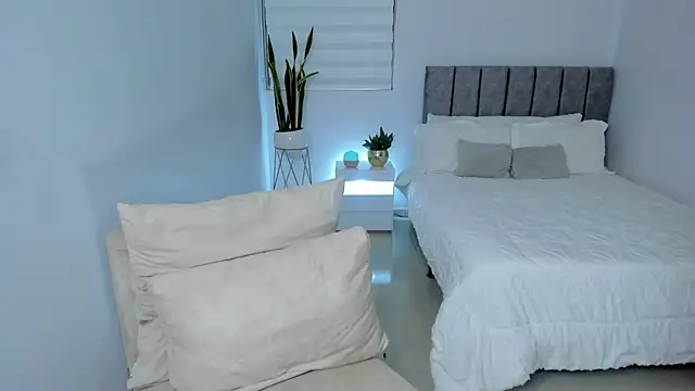 Snapshot of AndreaMartini chatting on February 14, 1:02 am AndreaMartini online show from February 14, 1:02 am