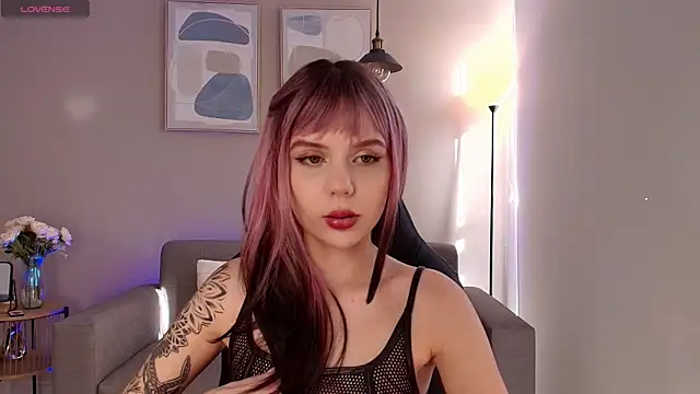 Snapshot of MirandaShaw chatting on September 19, 8:46 pm MirandaShaw online show from September 19, 8:46 pm