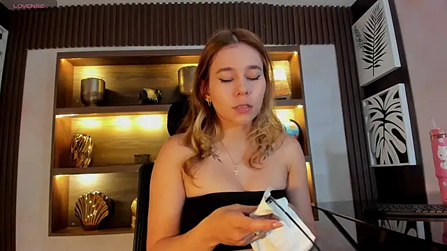 Lezy  online show from April 5, 7:42 pm