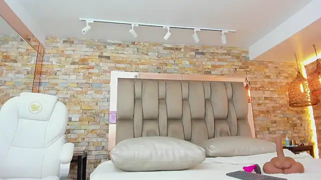 karla dunn online show from March 14, 8:04 pm