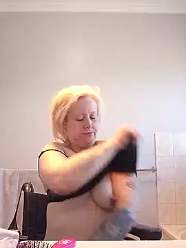 Snapshot of mollymay69 chatting on January 12, 1:56 am mollymay69 online show from January 12, 1:56 am