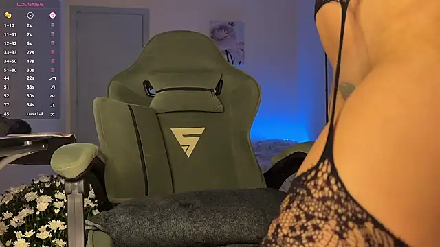 Snapshot of Naughty_Mari chatting on October 26, 10:59 am Naughty Mari online show from October 26, 10:59 am