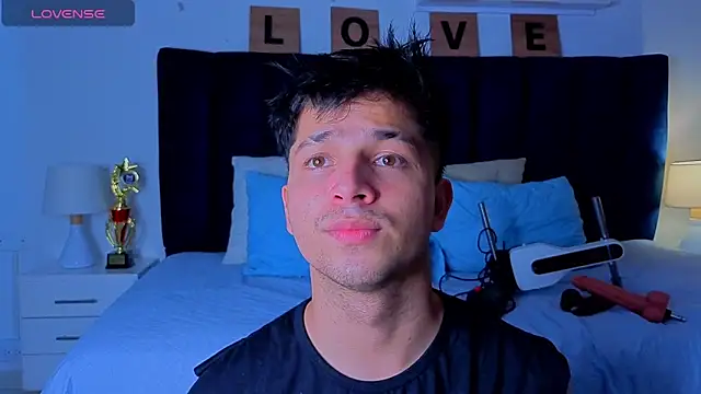 Issac james  online show from April 11, 2:52 am