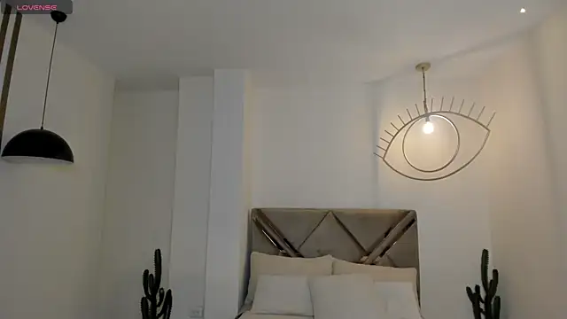 PaulinaSantos  online show from April 5, 5:08 pm