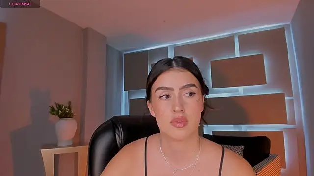 PaulinaSantos  online show from May 13, 6:37 pm