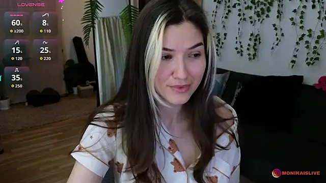 Snapshot of monikavenom chatting on May 14, 2:52 am monikavenom online show from May 14, 2:52 am