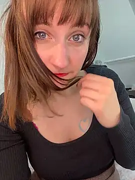 victoirenextdoor online show from April 3, 2:45 pm