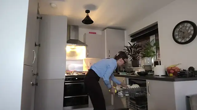 Snapshot of SweetMonicaUK chatting on October 23, 8:24 am SweetMonicaUK online show from October 23, 8:24 am