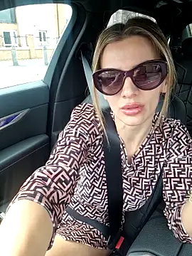 Snapshot of SweetMonicaUK chatting on November 4, 12:20 pm SweetMonicaUK online show from November 4, 12:20 pm