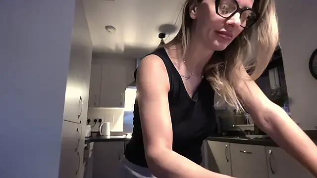 SweetMonicaUK online show from February 6, 9:49 am