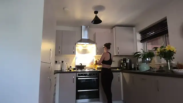 SweetMonicaUK online show from April 15, 8:31 am