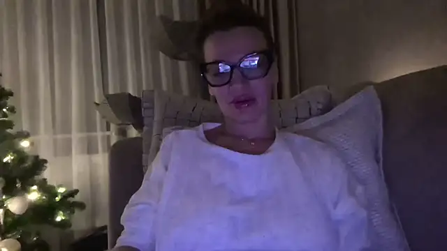 Snapshot of SweetMonicaUK chatting on December 15, 10:48 pm SweetMonicaUK online show from December 15, 10:48 pm