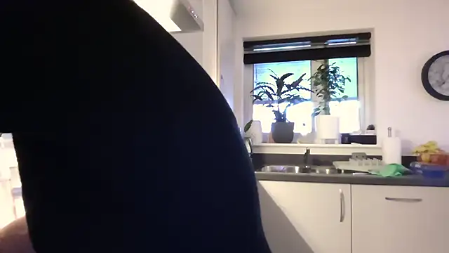 Snapshot of SweetMonicaUK chatting on December 1, 12:39 pm SweetMonicaUK online show from December 1, 12:39 pm