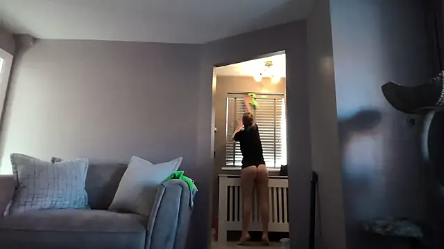 Snapshot of SweetMonicaUK chatting on October 24, 9:30 am SweetMonicaUK online show from October 24, 9:30 am