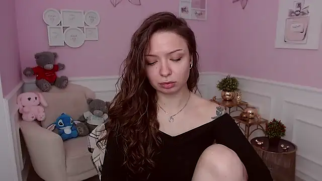 LucySkilar online show from March 22, 5:10 am