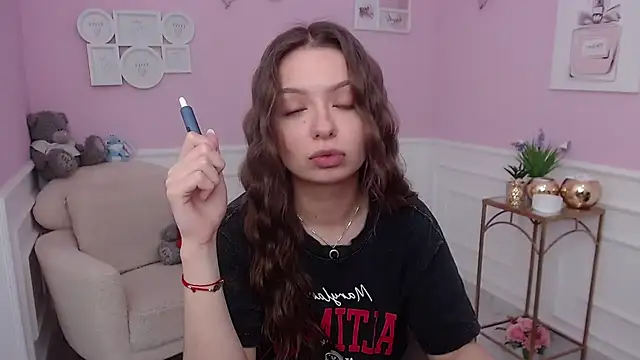 LucySkilar online show from November 27, 6:03 am