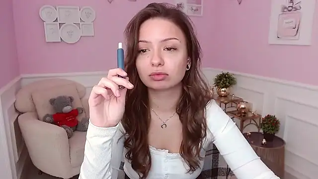 Snapshot of LucySkilar chatting on July 10, 4:12 am LucySkilar online show from July 10, 4:12 am