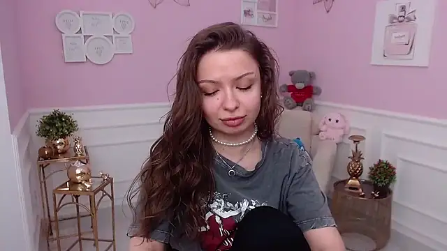 LucySkilar online show from February 3, 6:33 am