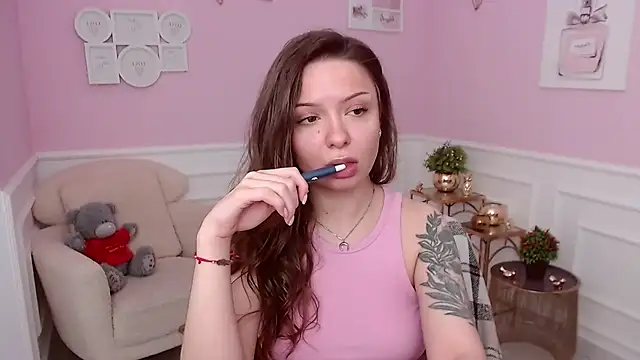 LucySkilar online show from April 3, 4:08 am