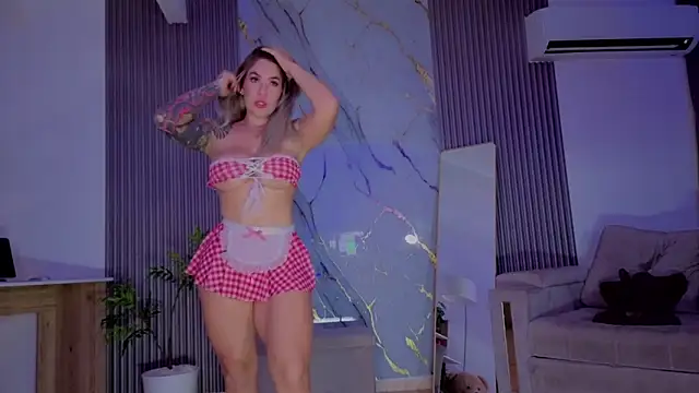 Snapshot of HannaByron chatting on October 28, 2:45 am HannaByron online show from October 28, 2:45 am