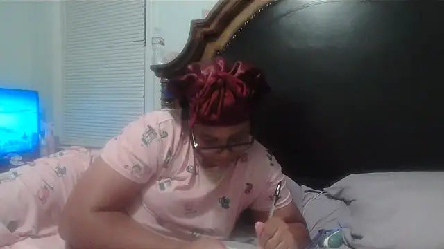 Snapshot of ebonyred chatting on October 16, 2:31 am ebonyred online show from October 16, 2:31 am