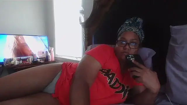 Snapshot of ebonyred chatting on October 6, 1:45 pm ebonyred online show from October 6, 1:45 pm