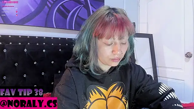 Snapshot of hey_noraly chatting on May 2, 4:28 am hey noraly online show from May 2, 4:28 am